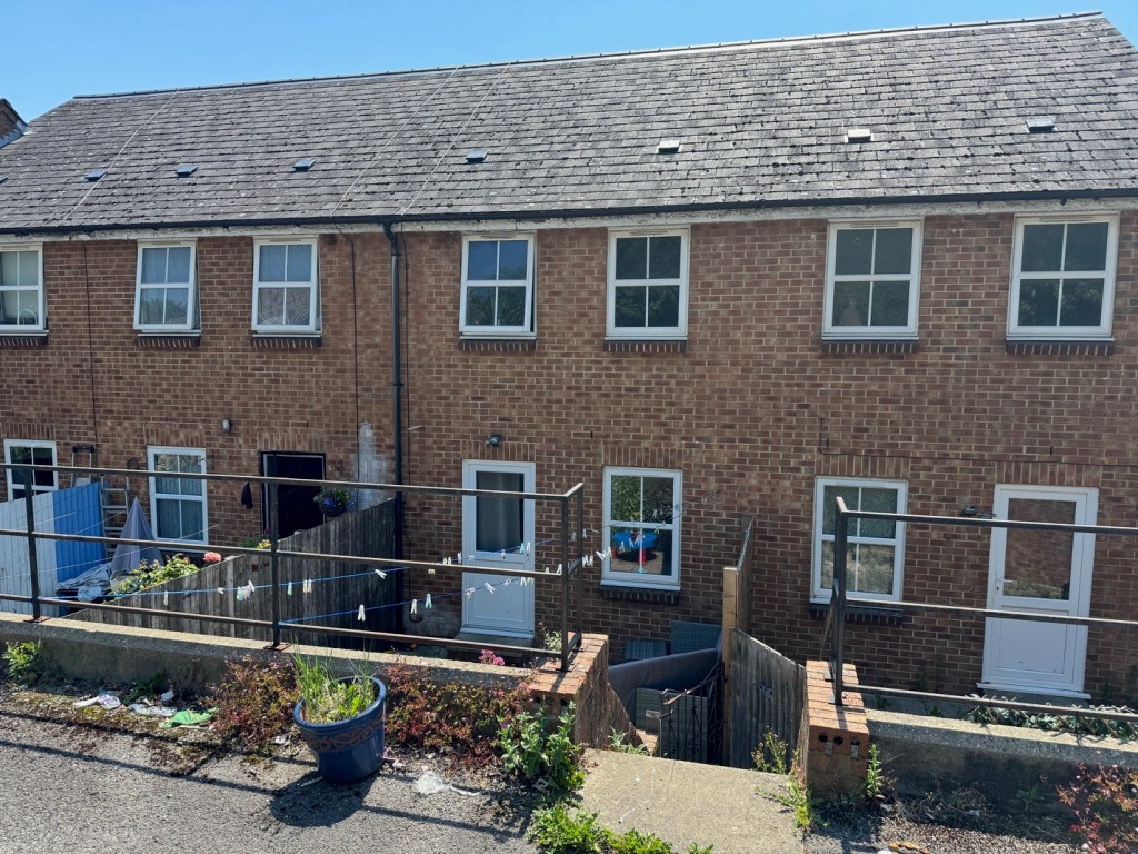 Lot: 8 - MODERN FREEHOLD TWO-BEDROOM TERRACE HOUSE FOR INVESTMENT - Rear elevation